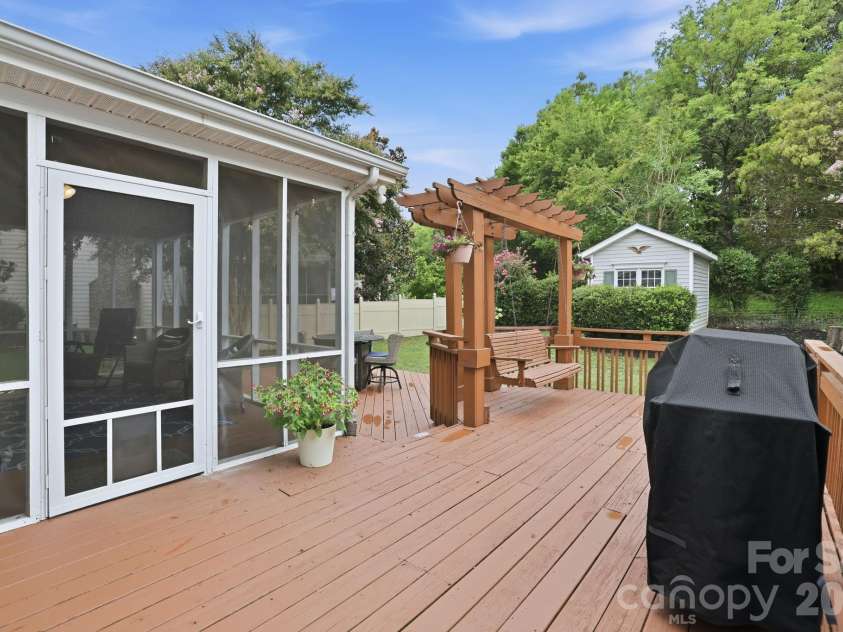 12415 Oakbriar Lane, Charlotte, NC 28273.  MLS# CAR4416011, YatesRealty ID 45220. 