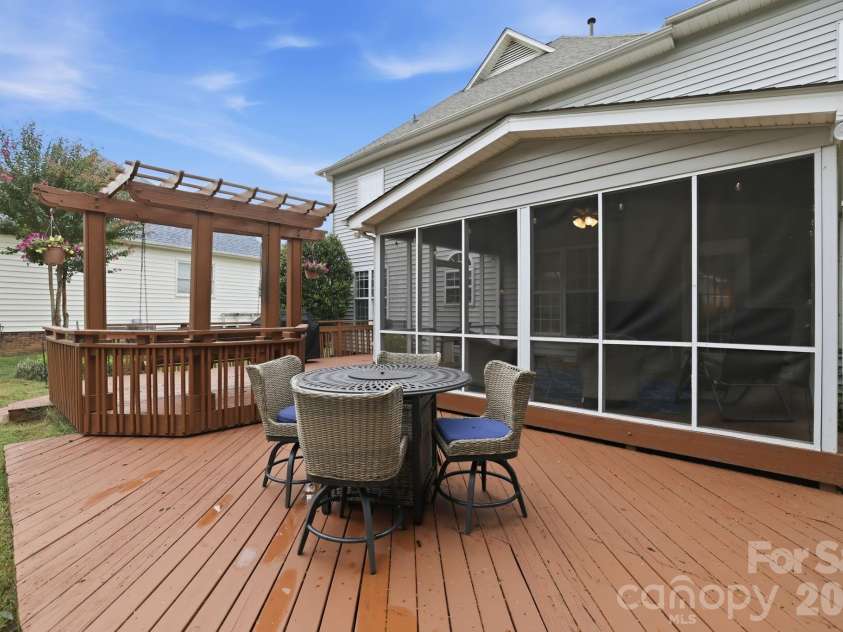 12415 Oakbriar Lane, Charlotte, NC 28273.  MLS# CAR4416011, YatesRealty ID 45220. 
