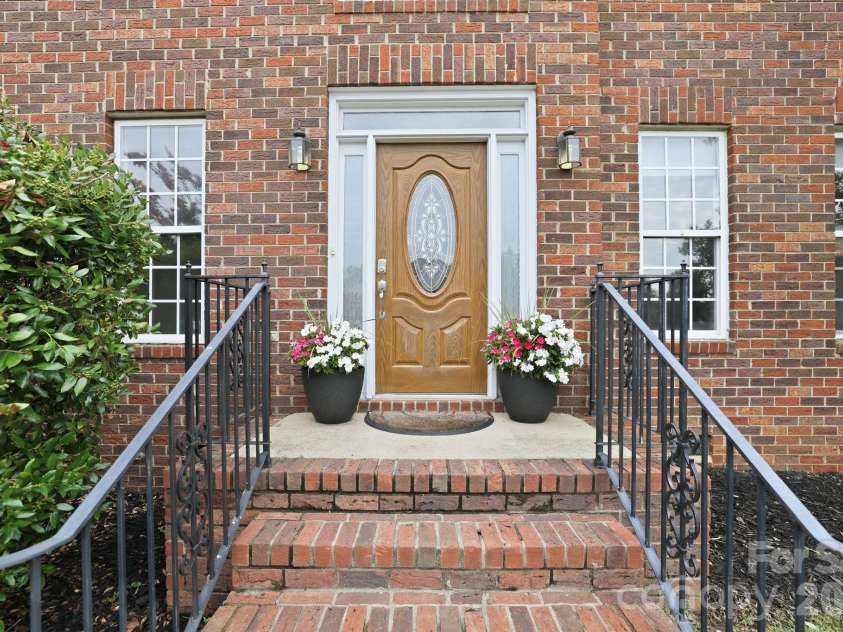 12415 Oakbriar Lane, Charlotte, NC 28273.  MLS# CAR4416011, YatesRealty ID 45220. 