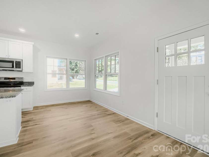 517 Front Street, Statesville, NC 28677.  MLS# CAR4415663, YatesRealty ID 45221. Dining area