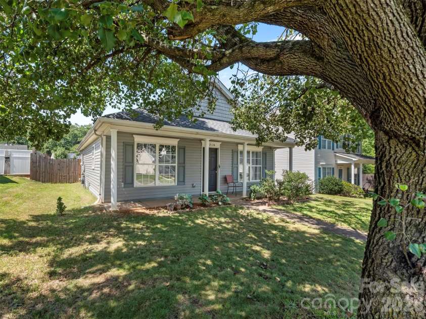 2710 Blackberry Ridge Lane, Charlotte, NC 28208.  MLS# CAR4415957, YatesRealty ID 45222. 