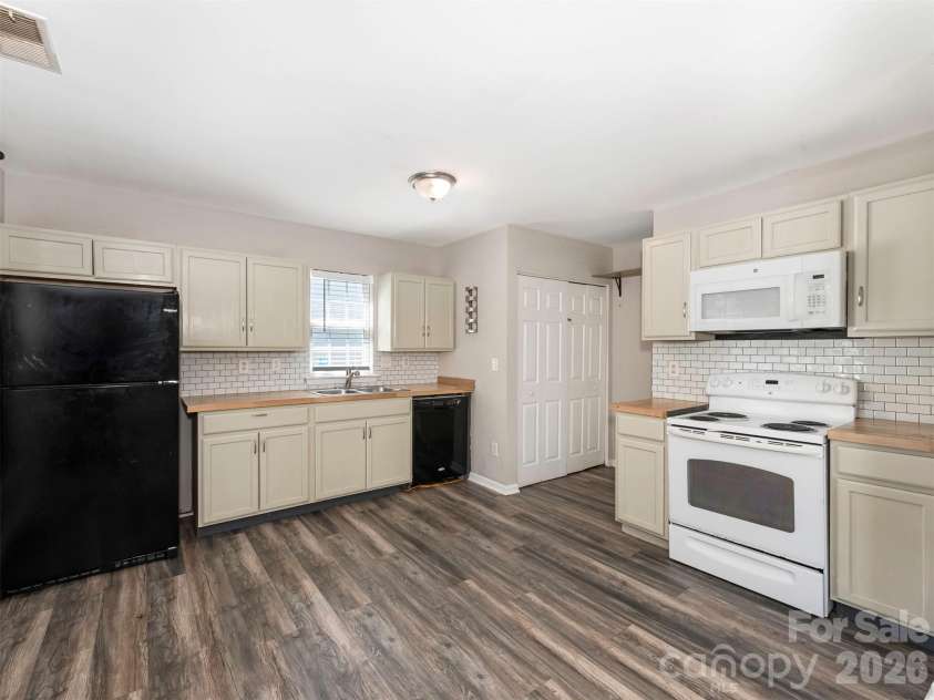 2710 Blackberry Ridge Lane, Charlotte, NC 28208.  MLS# CAR4415957, YatesRealty ID 45222. 