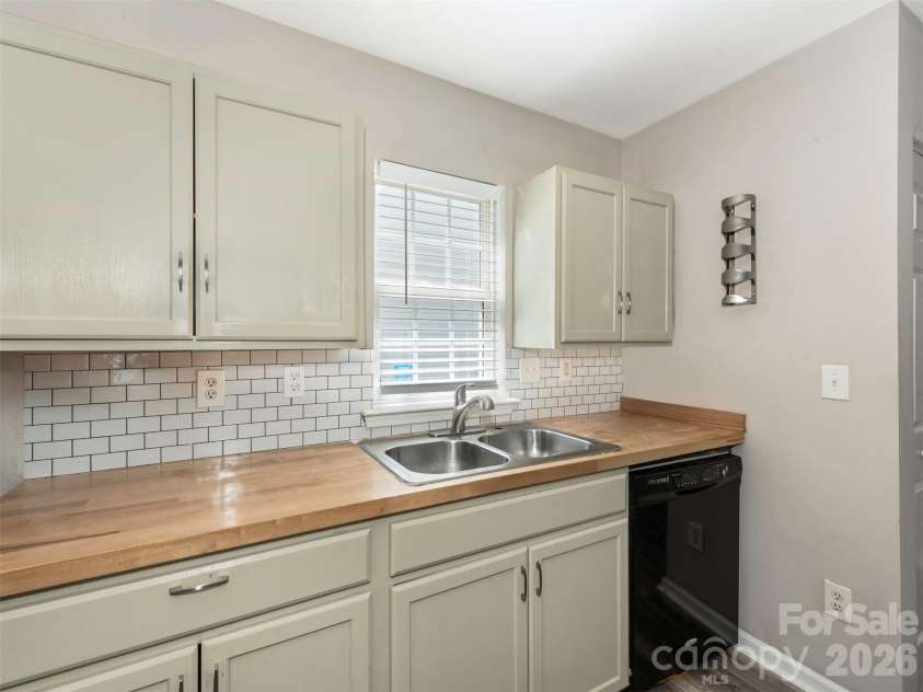 2710 Blackberry Ridge Lane, Charlotte, NC 28208.  MLS# CAR4415957, YatesRealty ID 45222. 