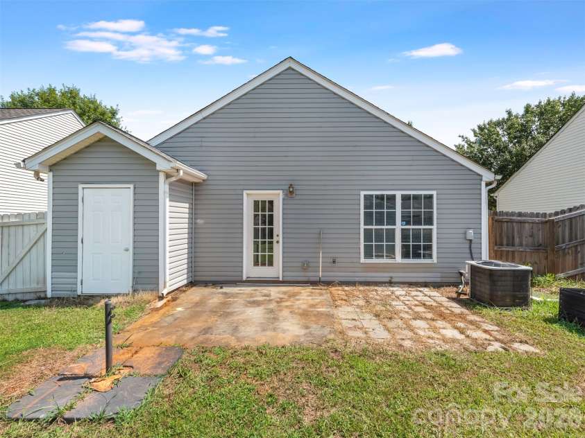 2710 Blackberry Ridge Lane, Charlotte, NC 28208.  MLS# CAR4415957, YatesRealty ID 45222. 