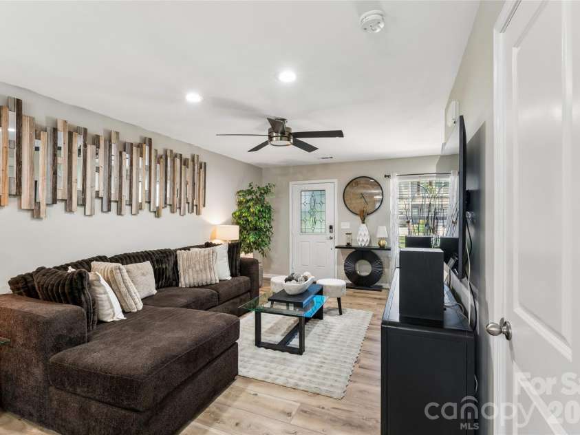 4707 Mcclure Road, Charlotte, NC 28216.  MLS# CAR4405012, YatesRealty ID 45226. 