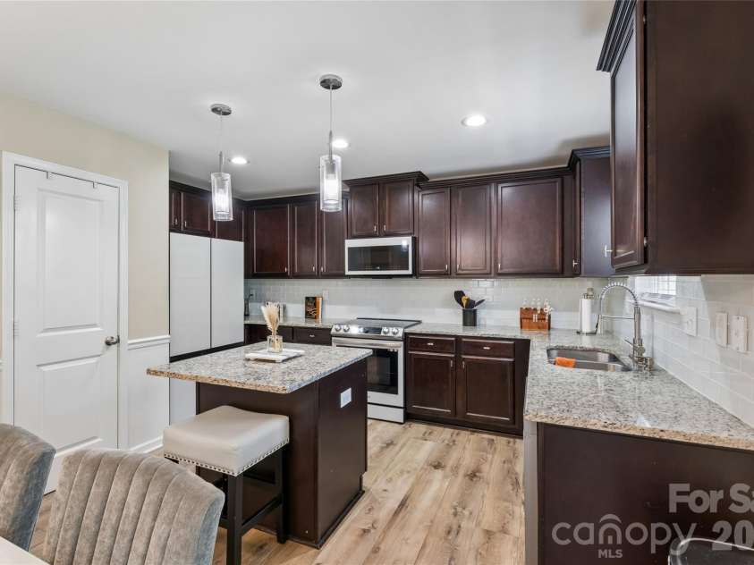 4707 Mcclure Road, Charlotte, NC 28216.  MLS# CAR4405012, YatesRealty ID 45226. 