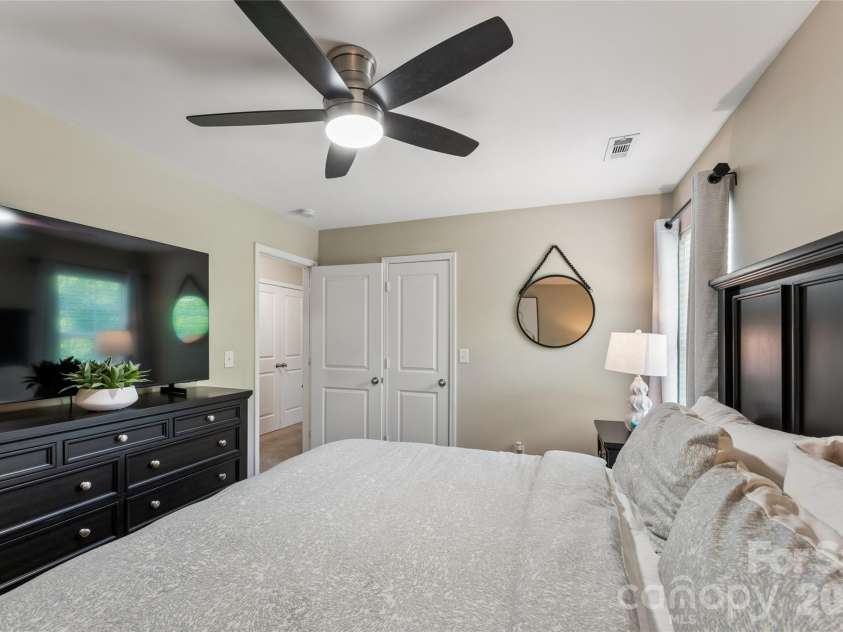 4707 Mcclure Road, Charlotte, NC 28216.  MLS# CAR4405012, YatesRealty ID 45226. 