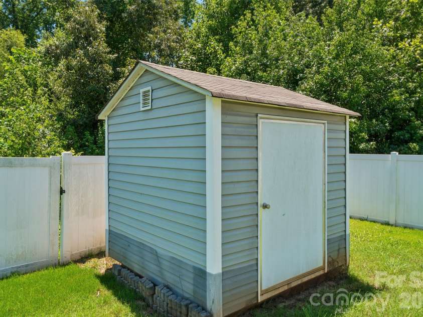 4707 Mcclure Road, Charlotte, NC 28216.  MLS# CAR4405012, YatesRealty ID 45226. 