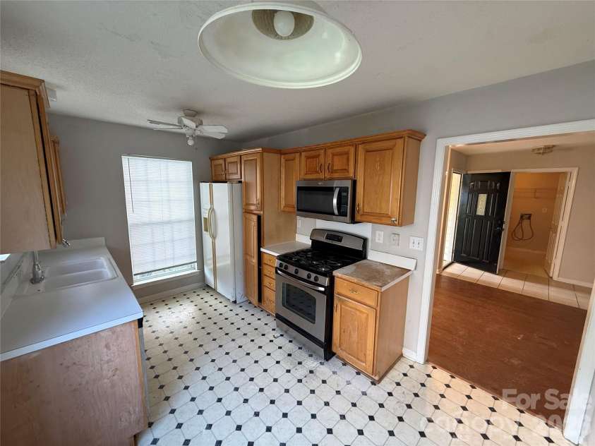 2615 Robyns Glen Drive, Charlotte, NC 28269.  MLS# CAR4416107, YatesRealty ID 45229. 