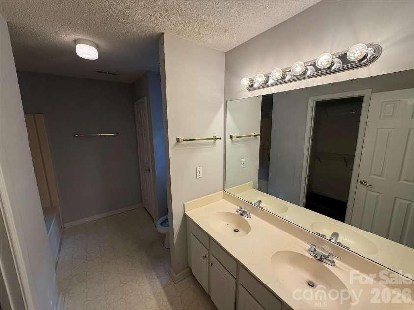 2615 Robyns Glen Drive, Charlotte, NC 28269.  MLS# CAR4416107, YatesRealty ID 45229. 
