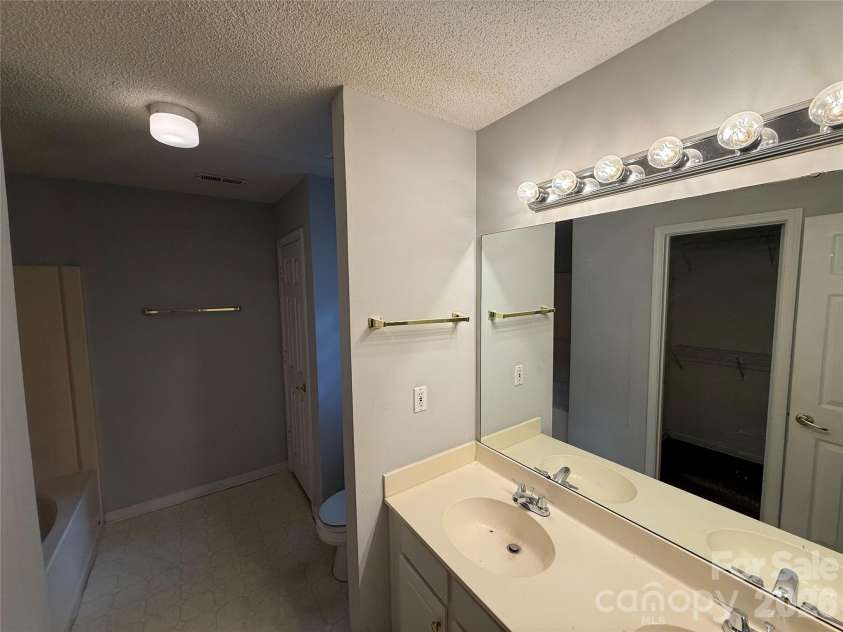2615 Robyns Glen Drive, Charlotte, NC 28269.  MLS# CAR4416107, YatesRealty ID 45229. 