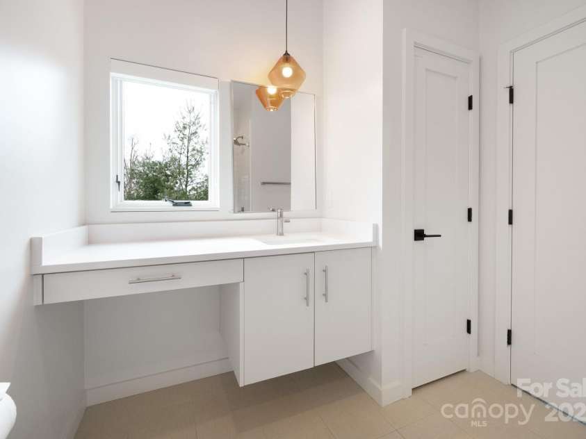 22 Innsbrook Road, Asheville, NC 28804.  MLS# CAR4215149, YatesRealty ID 4523. Another ensuite bedroom on third level