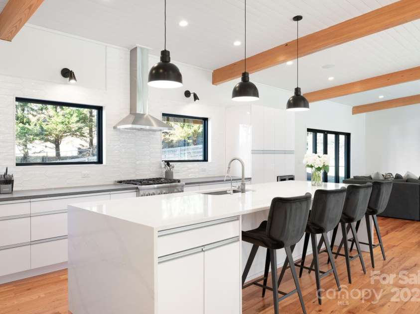 22 Innsbrook Road, Asheville, NC 28804.  MLS# CAR4215149, YatesRealty ID 4523. Contemporary and luxurious design.