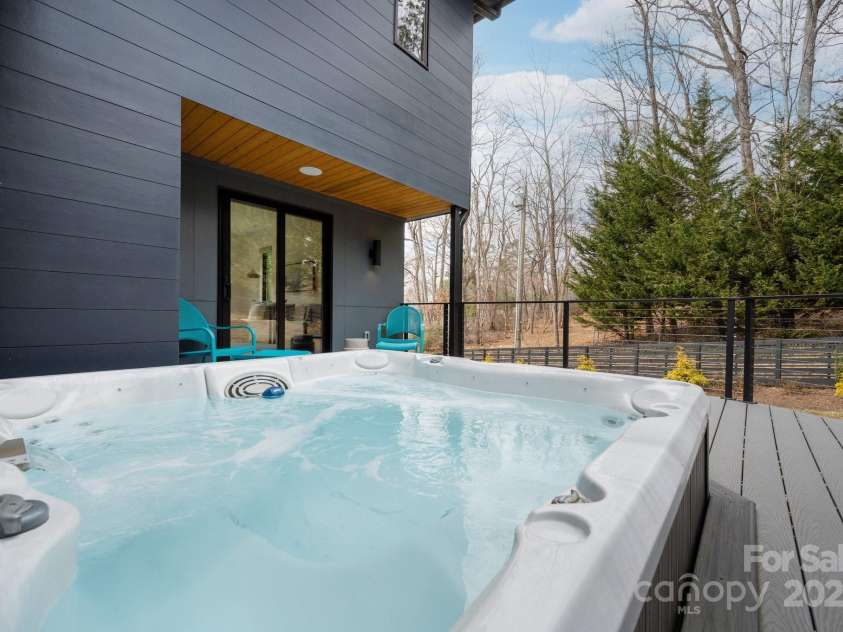22 Innsbrook Road, Asheville, NC 28804.  MLS# CAR4215149, YatesRealty ID 4523. Direct access from Primary Suite to Back deck and 8-person hot tub.