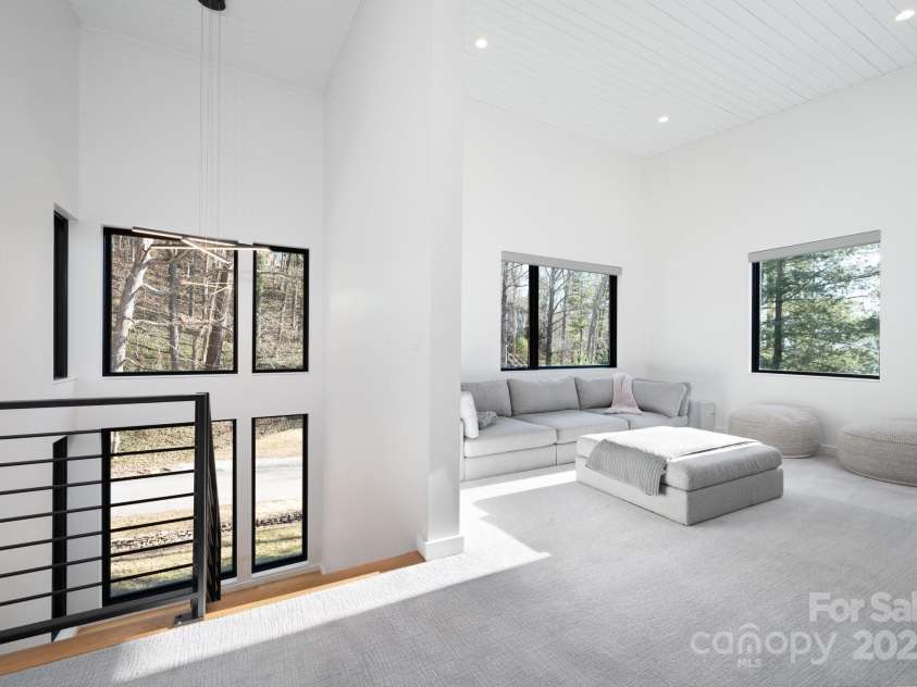 22 Innsbrook Road, Asheville, NC 28804.  MLS# CAR4215149, YatesRealty ID 4523. Large Loft on upper level