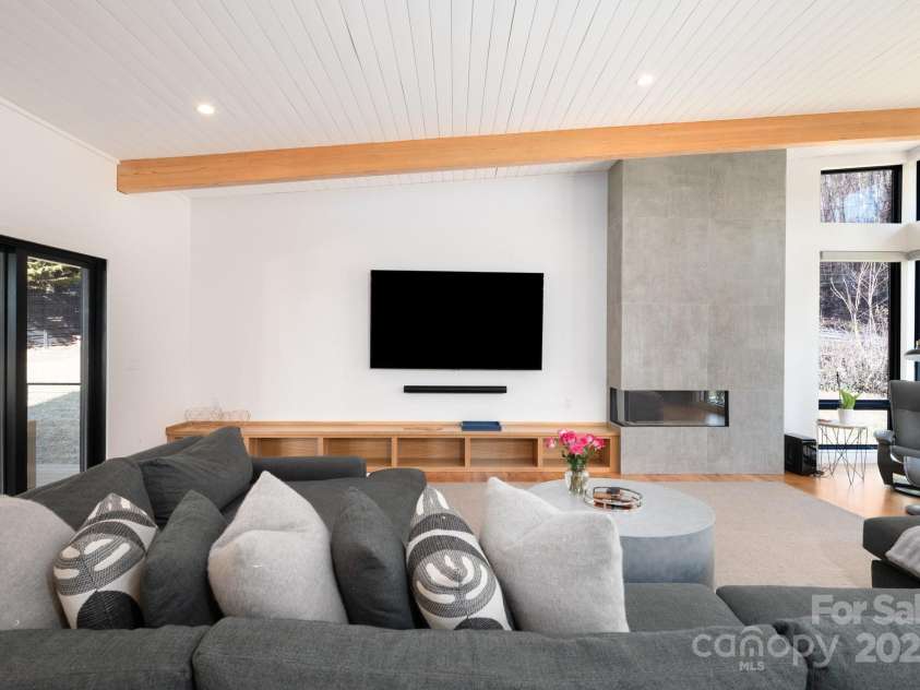 22 Innsbrook Road, Asheville, NC 28804.  MLS# CAR4215149, YatesRealty ID 4523. Living room opens up onto spacious back deck with hot tub/jacuzzi for 8 people.