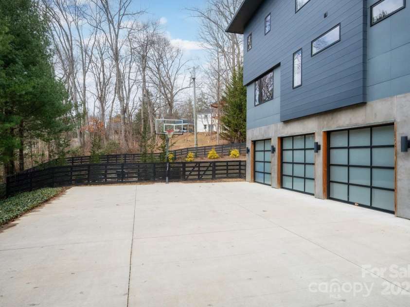 22 Innsbrook Road, Asheville, NC 28804.  MLS# CAR4215149, YatesRealty ID 4523. Mudroom/gym area is perfect for an active family