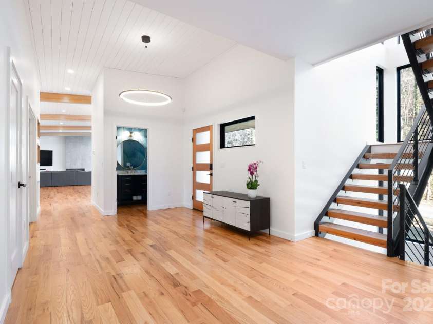 22 Innsbrook Road, Asheville, NC 28804.  MLS# CAR4215149, YatesRealty ID 4523. Oak floors throughout the entry and main living area.
