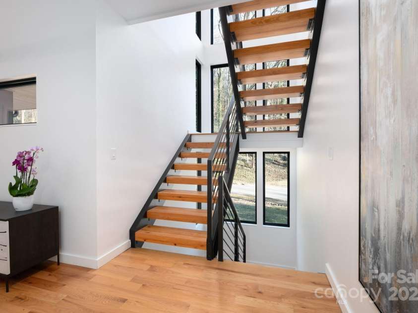 22 Innsbrook Road, Asheville, NC 28804.  MLS# CAR4215149, YatesRealty ID 4523. Spacious ensuite bathroom with double vanities