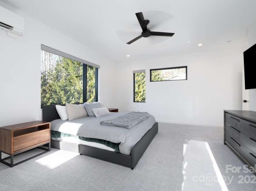 22 Innsbrook Road, Asheville, NC 28804.  MLS# CAR4215149, YatesRealty ID 4523. Upper level ensuite bathroom with makeup vanity