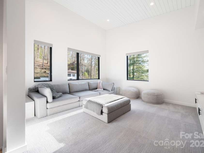 22 Innsbrook Road, Asheville, NC 28804.  MLS# CAR4215149, YatesRealty ID 4523. Upper level has newer luxurious wall to wall carpet