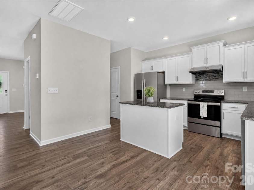5040 Deisy May Lane, Matthews, NC 28105.  MLS# CAR4416122, YatesRealty ID 45233. 