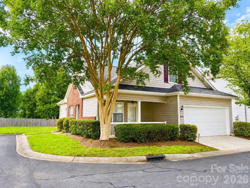 8946 Meadowmont View Drive, Charlotte, NC 28269.  MLS# CAR4415253, YatesRealty ID 45239. 