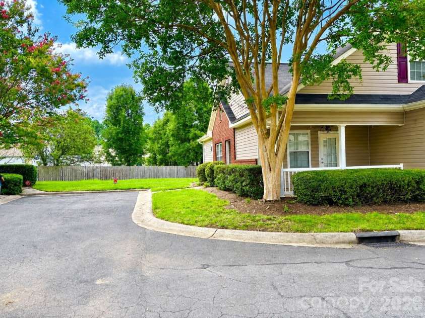 8946 Meadowmont View Drive, Charlotte, NC 28269.  MLS# CAR4415253, YatesRealty ID 45239. 
