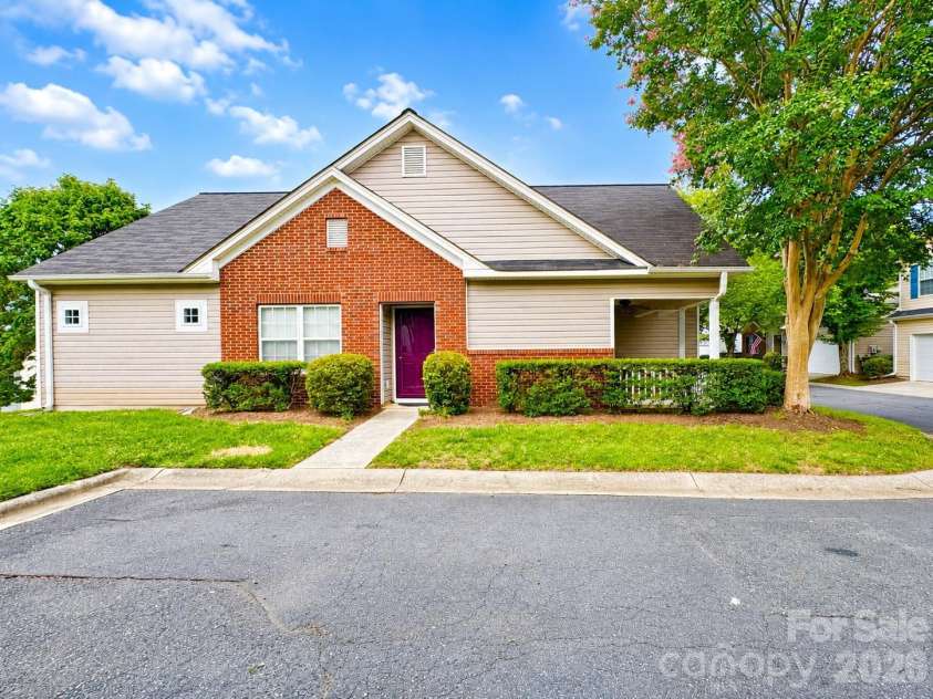 8946 Meadowmont View Drive, Charlotte, NC 28269.  MLS# CAR4415253, YatesRealty ID 45239. 