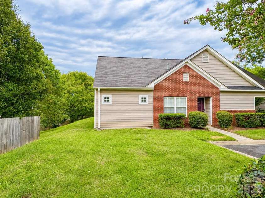 8946 Meadowmont View Drive, Charlotte, NC 28269.  MLS# CAR4415253, YatesRealty ID 45239. 