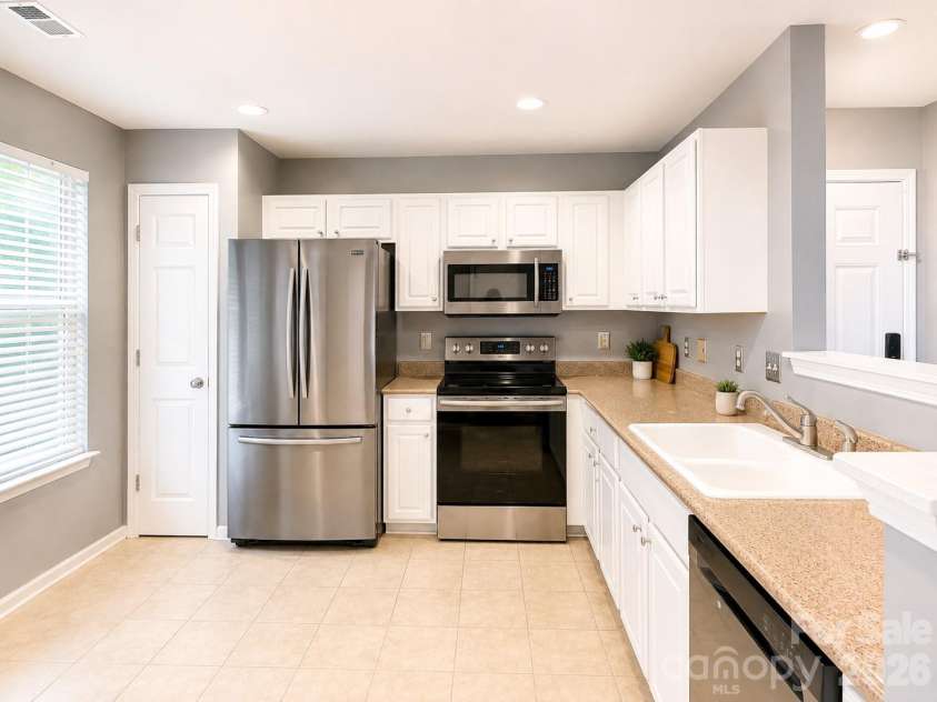 8946 Meadowmont View Drive, Charlotte, NC 28269.  MLS# CAR4415253, YatesRealty ID 45239. 