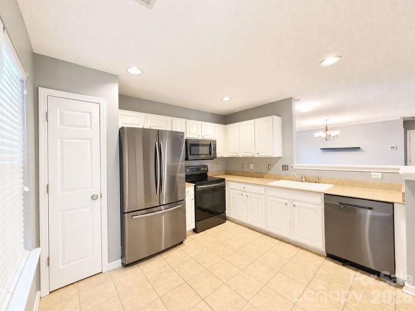 8946 Meadowmont View Drive, Charlotte, NC 28269.  MLS# CAR4415253, YatesRealty ID 45239. 