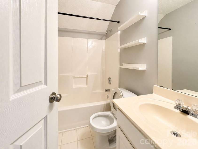 8946 Meadowmont View Drive, Charlotte, NC 28269.  MLS# CAR4415253, YatesRealty ID 45239. 