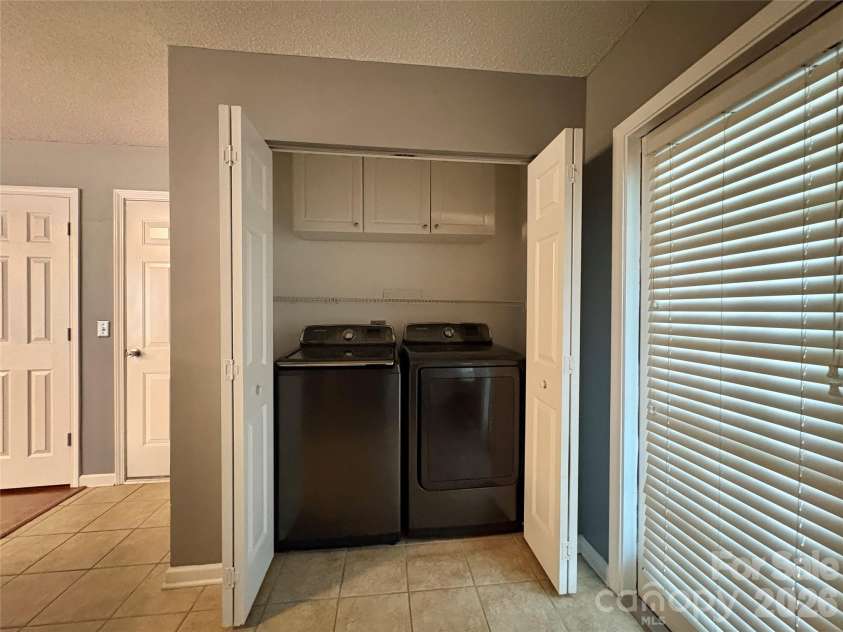 8946 Meadowmont View Drive, Charlotte, NC 28269.  MLS# CAR4415253, YatesRealty ID 45239. 