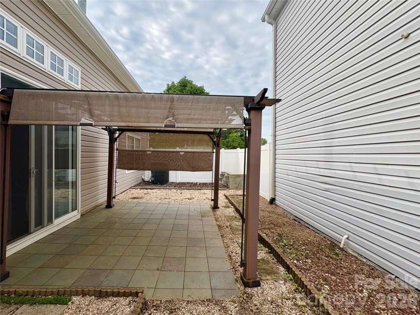 8946 Meadowmont View Drive, Charlotte, NC 28269.  MLS# CAR4415253, YatesRealty ID 45239. 