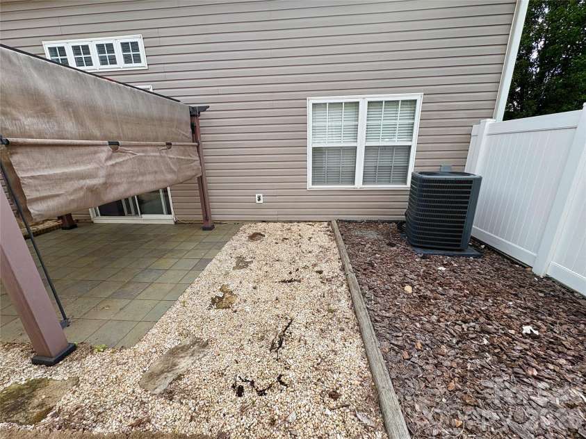 8946 Meadowmont View Drive, Charlotte, NC 28269.  MLS# CAR4415253, YatesRealty ID 45239. 