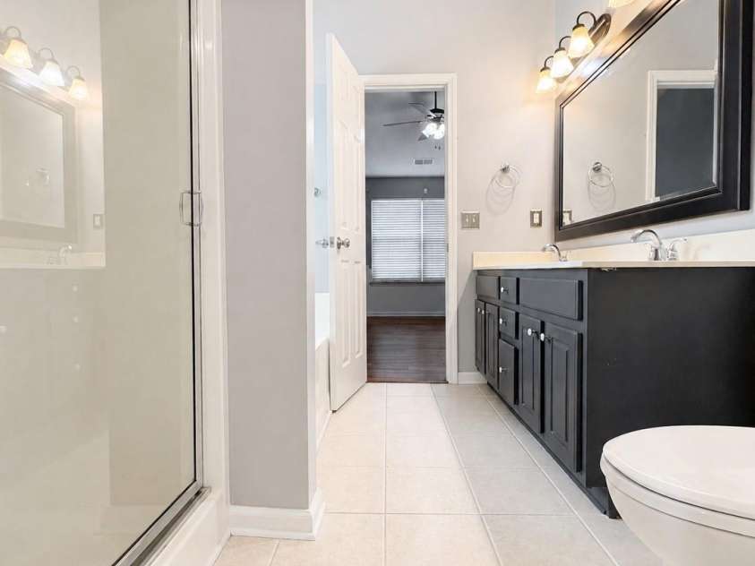 8946 Meadowmont View Drive, Charlotte, NC 28269.  MLS# CAR4415253, YatesRealty ID 45239. Master bathroom