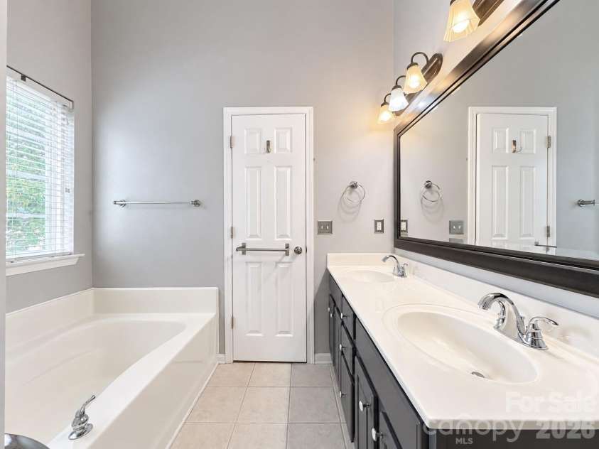 8946 Meadowmont View Drive, Charlotte, NC 28269.  MLS# CAR4415253, YatesRealty ID 45239. Master bathroom