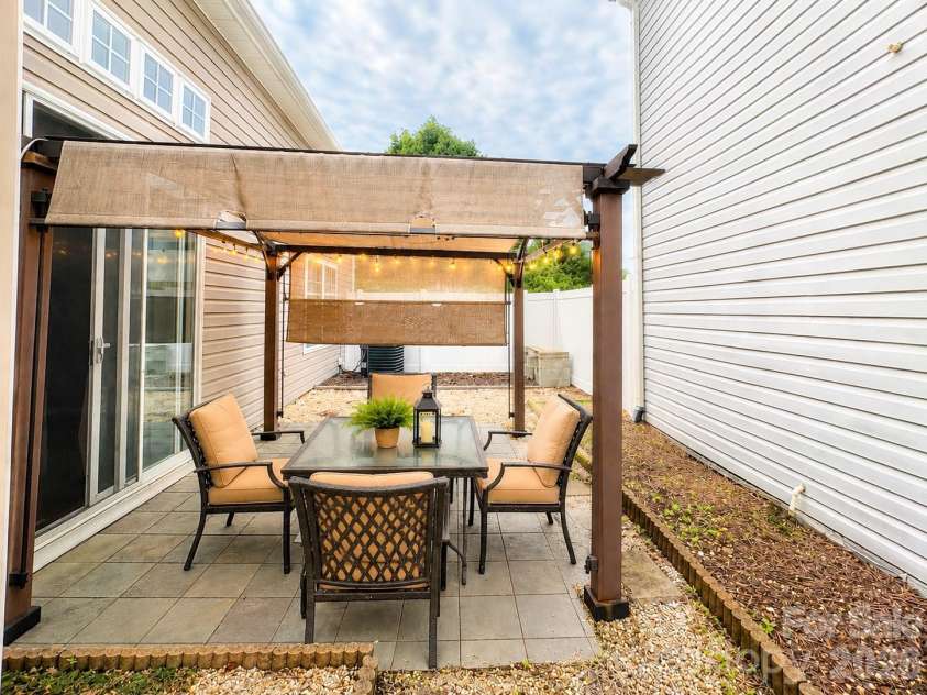 8946 Meadowmont View Drive, Charlotte, NC 28269.  MLS# CAR4415253, YatesRealty ID 45239. Virtual staged patio