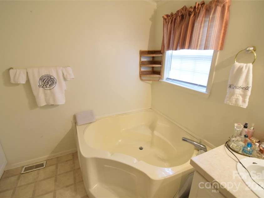 359 Pinnacle Road, Kings Mountain, NC 28086.  MLS# CAR4164621, YatesRealty ID 4524. 