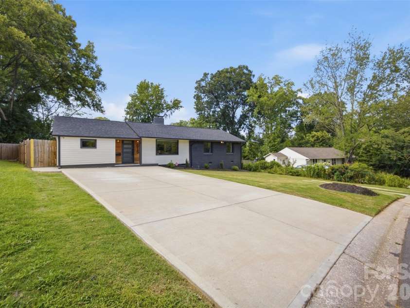 615 Manhasset Road, Charlotte, NC 28209.  MLS# CAR4414144, YatesRealty ID 45251. 