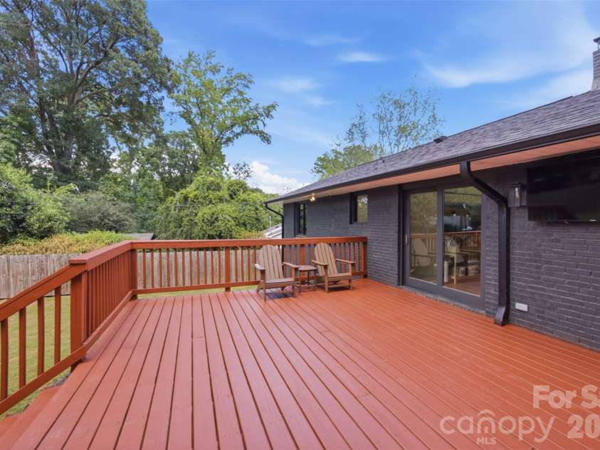 615 Manhasset Road, Charlotte, NC 28209.  MLS# CAR4414144, YatesRealty ID 45251. 