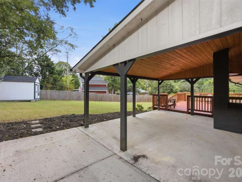 615 Manhasset Road, Charlotte, NC 28209.  MLS# CAR4414144, YatesRealty ID 45251. 