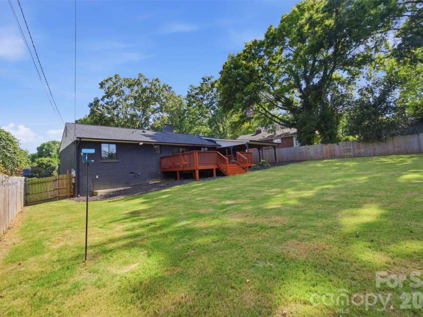 615 Manhasset Road, Charlotte, NC 28209.  MLS# CAR4414144, YatesRealty ID 45251. 