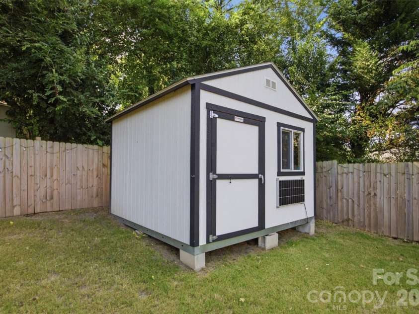 615 Manhasset Road, Charlotte, NC 28209.  MLS# CAR4414144, YatesRealty ID 45251. 