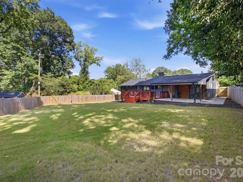 615 Manhasset Road, Charlotte, NC 28209.  MLS# CAR4414144, YatesRealty ID 45251. 