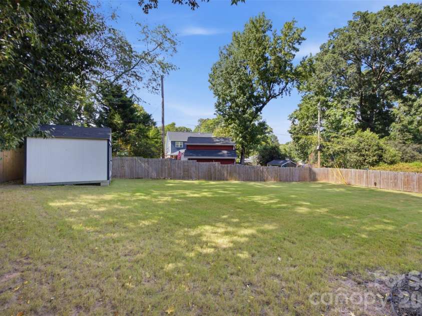 615 Manhasset Road, Charlotte, NC 28209.  MLS# CAR4414144, YatesRealty ID 45251. 