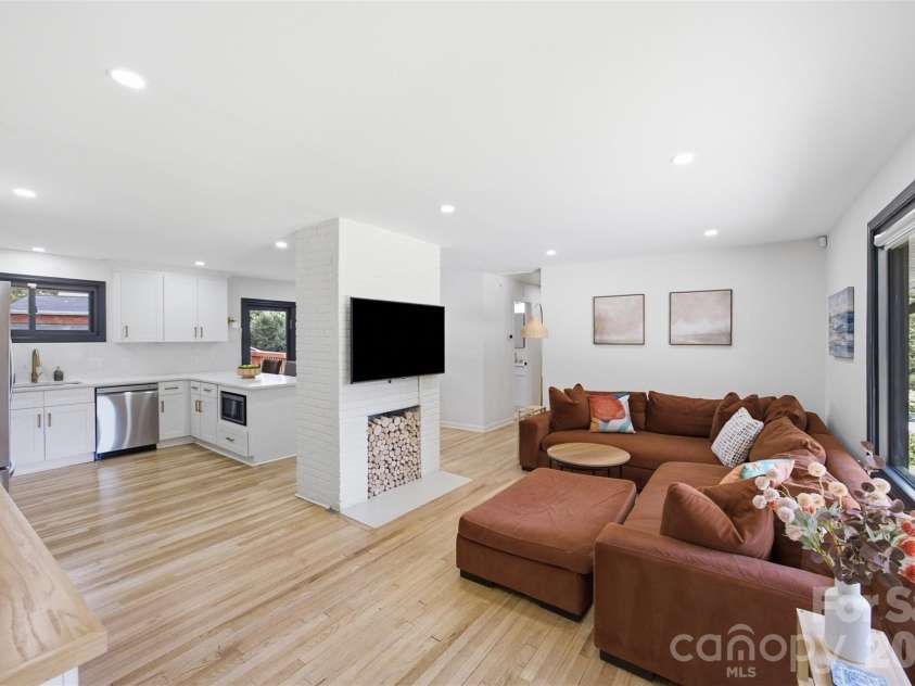 615 Manhasset Road, Charlotte, NC 28209.  MLS# CAR4414144, YatesRealty ID 45251. 