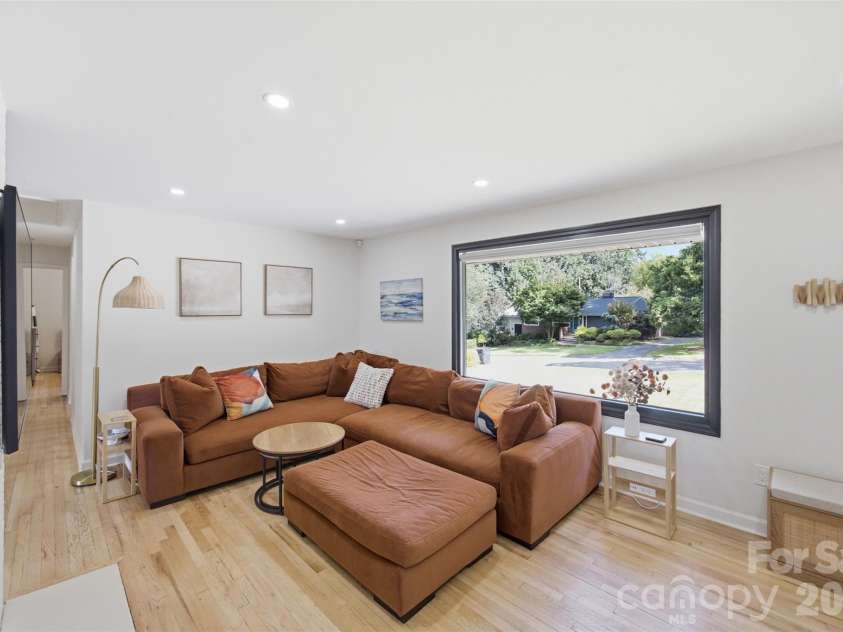 615 Manhasset Road, Charlotte, NC 28209.  MLS# CAR4414144, YatesRealty ID 45251. 