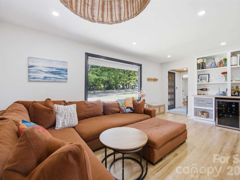 615 Manhasset Road, Charlotte, NC 28209.  MLS# CAR4414144, YatesRealty ID 45251. 